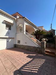 Casa adossada  Carrer aneto. Espaciosa casa familiar de 4 dormitorios y buena distribución co