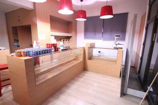 Local commercial à Olesa de Montserrat. Local de 96m2 con acceso a 2 calles en zona poble sec