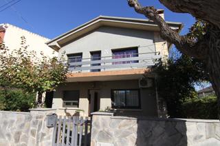 Chalet à La plana. Chalet a 4 vientos de 6 habitacions en una parcela de 416 m2 en