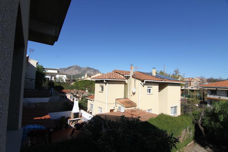 Foto f161ea82-087a-42ab-9526-29e1977d9490. Xalet amb xemeneia calefacció aparcament a La plana Esparreguera