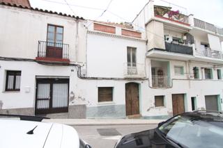 Maison dans Abrera. Casa adosada para reformar en santa maria de villalba