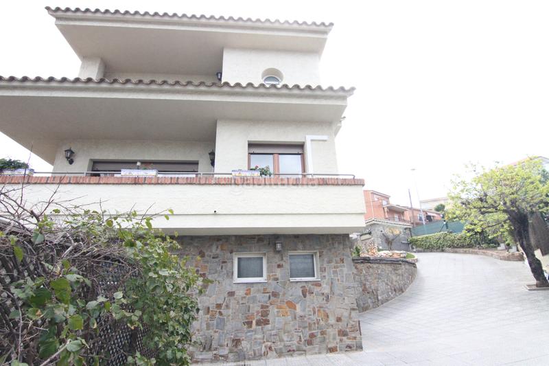 Foto 43ef2f4e-0dc9-406b-abd5-ff3a72ecd2a0. Chalet con camino riscaldamento parcheggio piscina in Abrera