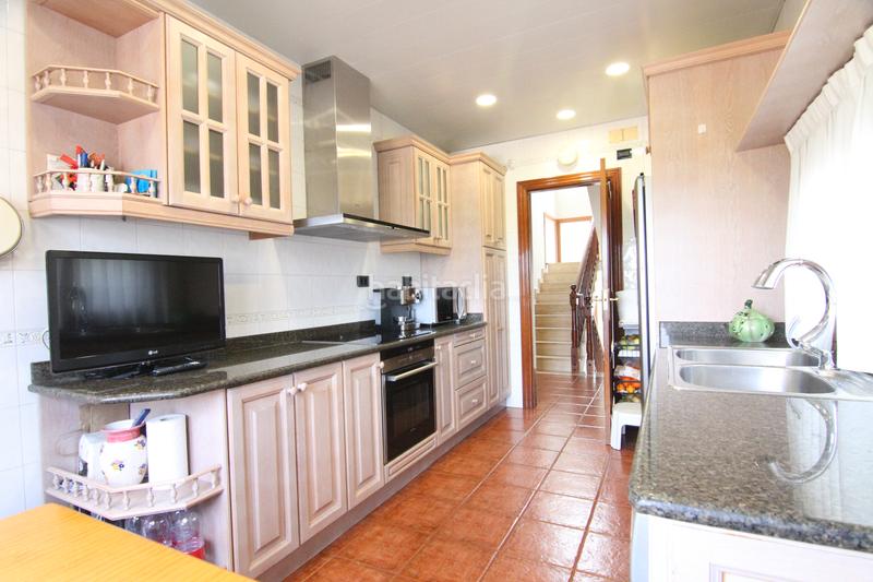 Foto 8ba21b9f-fa9b-4c5d-8822-ede3e6e58980. Chalet con camino riscaldamento parcheggio piscina in Abrera