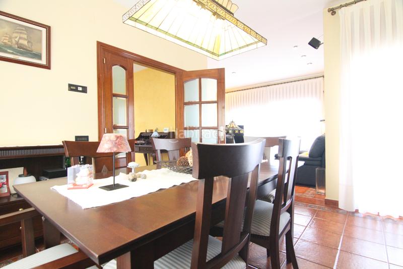 Foto ac48447f-0e4a-4d77-af57-461d88c04eaf. Chalet con camino riscaldamento parcheggio piscina in Abrera