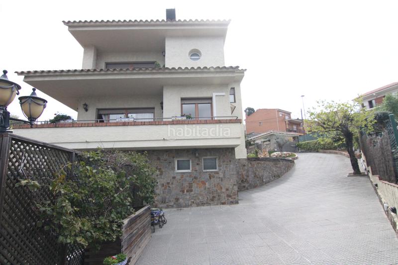 Foto c91e6e25-113a-4595-ae6d-f43effc0fecf. Chalet con camino riscaldamento parcheggio piscina in Abrera