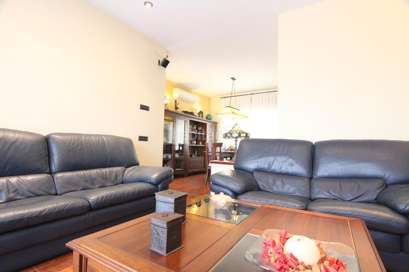 Foto cef337c6-988c-47d6-8ce9-419f76019b05. Chalet con camino riscaldamento parcheggio piscina in Abrera