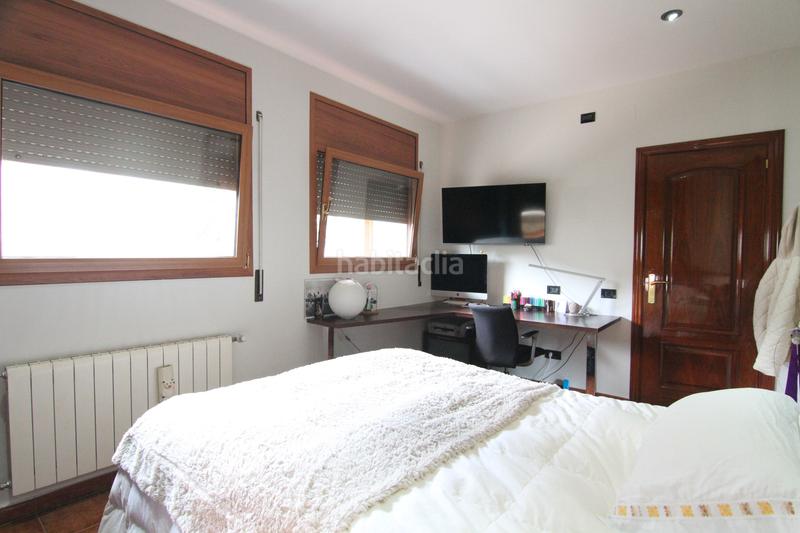 Foto ded923d7-37fb-47bc-8dd4-380493a6744a. Chalet con camino riscaldamento parcheggio piscina in Abrera