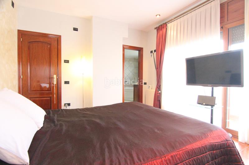 Foto f0cfd3fa-ae45-47a6-993d-ffc2b6ea46c4. Chalet con camino riscaldamento parcheggio piscina in Abrera