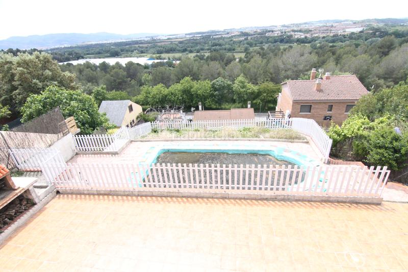 Foto 2b397b56-8b5d-4130-94f5-a20bee01309e. Haus mit kamin heizung parking pool in Abrera