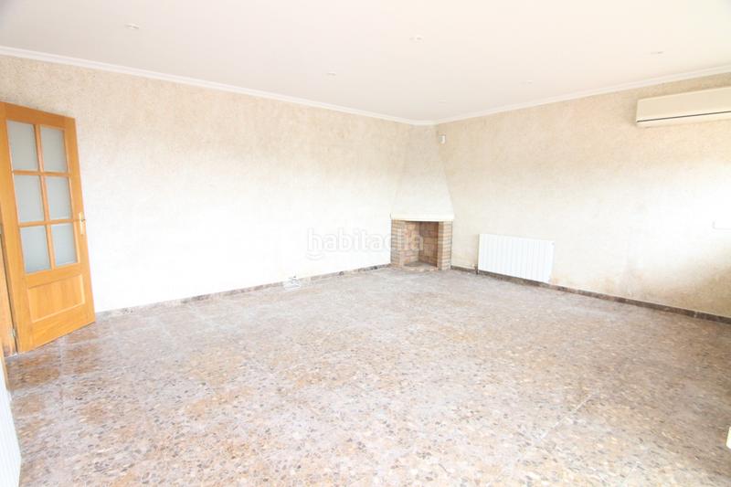 Foto 977b985c-ca39-43b3-9525-1577dd49761b. Haus mit kamin heizung parking pool in Abrera