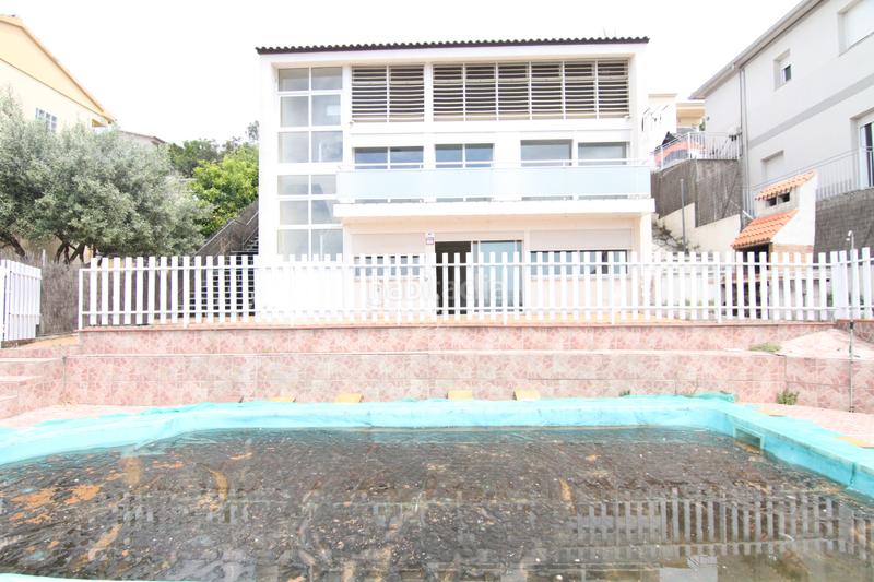 Foto a8591c81-d2d0-4166-959f-54b2e3c48177. Haus mit kamin heizung parking pool in Abrera