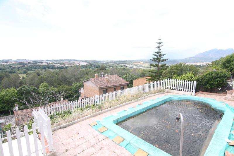 Foto b946920e-04fb-4ca3-bdaa-59c88d25e9aa. Haus mit kamin heizung parking pool in Abrera