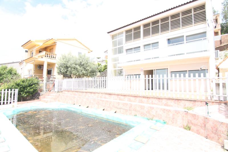 Foto e6ddca13-77e0-43a9-9b21-92d2e7afa18a. Haus mit kamin heizung parking pool in Abrera