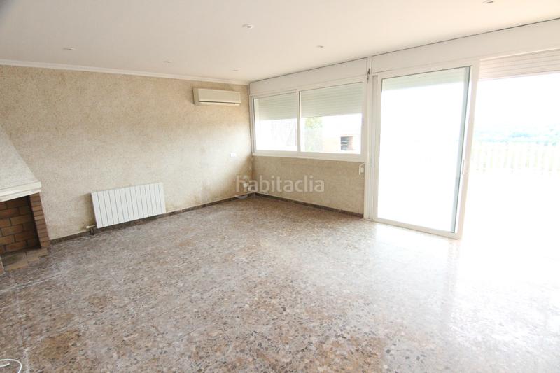 Foto f9e7536d-3cd0-4e5f-b740-606bdbe287be. Haus mit kamin heizung parking pool in Abrera