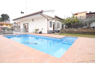 Xalet a Abrera. Encantadora casa con piscina en can villalba