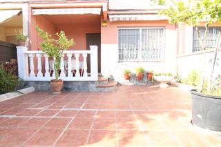 Casa adossada a Olesa de Montserrat. Casa adosada con patio delantero y trasero en las planas