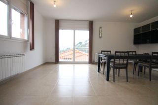 Lloguer Xalet a Abrera. Chalet de 4 habitaciones semiamueblado con garaje y patio en can