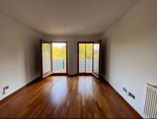 Rent Flat in Tiana. Pis amb parking i piscina comunitaria