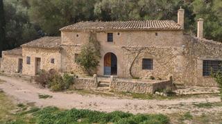 Country house in Llucmajor Interior. Espectacular finca rústica bajo el monasterio de cura en llucmaj