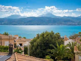 Xalet a Badia Blava-Badia Gran-Tolleric. Vive el mediterr�neo chalet con vistas al mar y  jard�n en bah�a