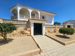 Xalet a S�Arenal. Exceptional detached corner villa with swimming pool and prime l