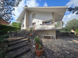 Chalet en Llacuna (La). Venta chalet en la llacuna zona urb. la piscina con jard�n, gara