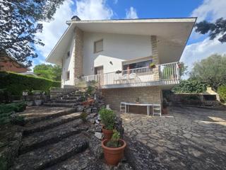 Xalet a Llacuna (La). Venta chalet en la llacuna zona urb. la piscina con jardín, gara