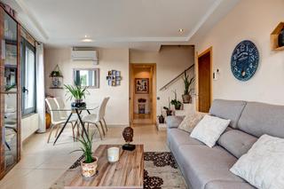 Dplex a Vallbona dAnoia. Venta dplex en vallbona zona centro con terraza, vistas y muy l