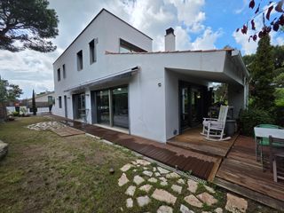 Xalet a Castellolí. Venta chalet en castellolí zona els pinyerets 240m2, jardín y ga
