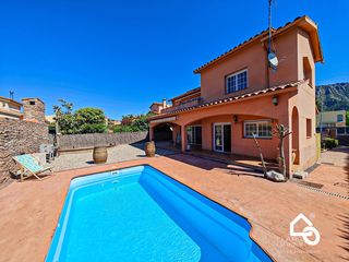 Chalet in Collbató. Venta chalet en collbató zona can dalmases 327m2, jardín y pisci