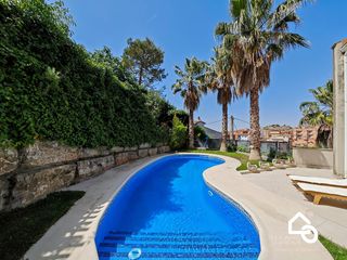 Maison à Òdena. Venta chalet en òdena zona pueblo garaje, jardín y piscina!!
