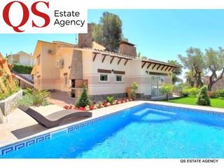 Xalet a Santa Cristina-Sant Francesc. Villa con piscina y vistas al mar en urbanización cala sant fran