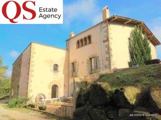 Masia a Porqueres. Masia en porqueres