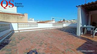Édifice à Centre. Edificio con local comercial y dos pisos independientes en centr