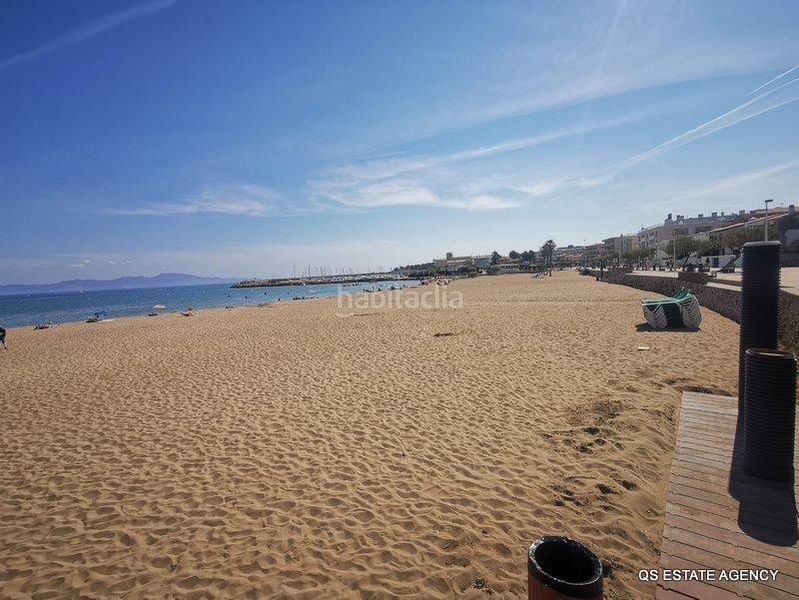 Foto 2221d902-a832-4fe2-84c0-966bb9e072ce. Local comercial a Riells Escala (L´)