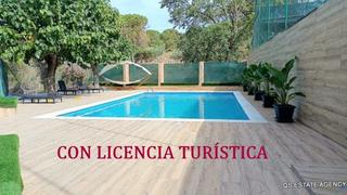 Masia a Mas Mora-Sant Daniel. Dos casas con licencia turística, piscina y terreno amplio en sa