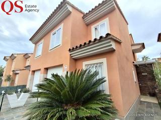 Casa aparellada a El Dorado Platja. Chalet adosado con piscina comunitaria en la urbanización la llo