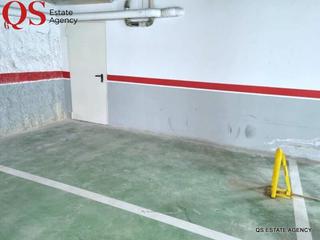 Aparcament cotxe  Calle ciutat de palol. Plaza de parking con trastero en centro de platja daro
