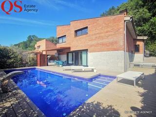 Casa a Palau. Casa con piscina y jardín in urbanización palau, girona