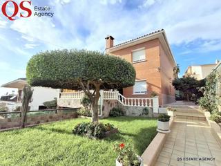 Haus in Cunit Residencial. Casa con jardn en cunit residencial