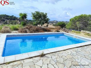 Maison à Lloret Residencial - Montlloret. Casa con piscina en la urbanización lloret residencial, lloret d
