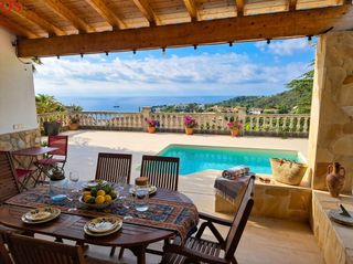 Chalet in Santa Maria de Llorell. Villa con piscina y vista al mar en la urbanización santa maría