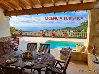 Xalet a Santa Maria de Llorell. Villa con piscina y vista al mar en la urbanización santa maría