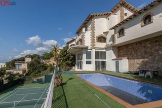 Xalet a Roca Grossa. Casa con piscina, pista de tenis y vistas al mar en la urbanizac