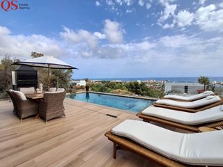 Chalet à Cunit Residencial. Villa contemporánea con piscina y vistas panorámicas al mar en c