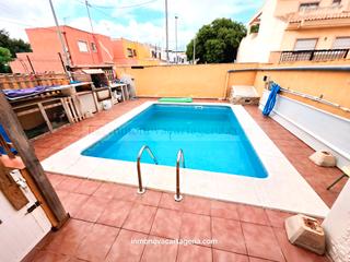 Chalet en La Palma. Amplio dúplex con piscina privada, terraza y garaje en la aparec
