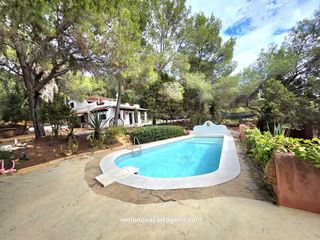 Chalet à Santa Eulària des Riu. Chalé ibiza con piscina y 1000m en parcela