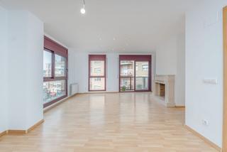 Dúplex  Carrer creu de la mà. Duplex amb molt bona distribució, 5 habitacions, plaça aparcamen