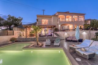 Xalet a Nord. Elegante villa con hermoso jardín, vistas panorámicas y piscina