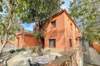 Casa a Albanyà. Casa con dos viviendas en albanyà